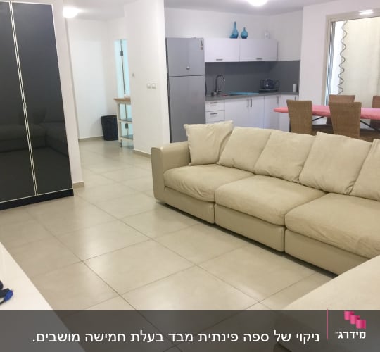 ספה בהירה גדולה בחדר מגורים מודרני